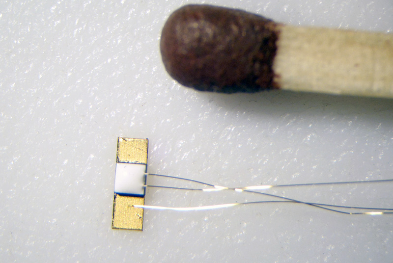 Узлы электронные полупроводниковые, транзисторы  на основе кристаллов с золотыми выводами
